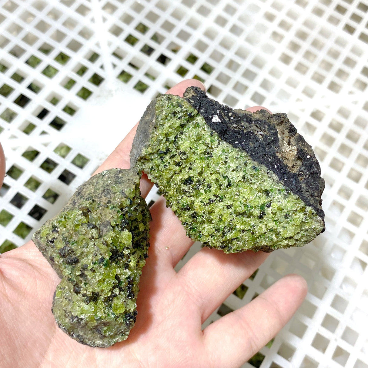 89 Pieces Raw Peridot Stone (Sea Freight Only)