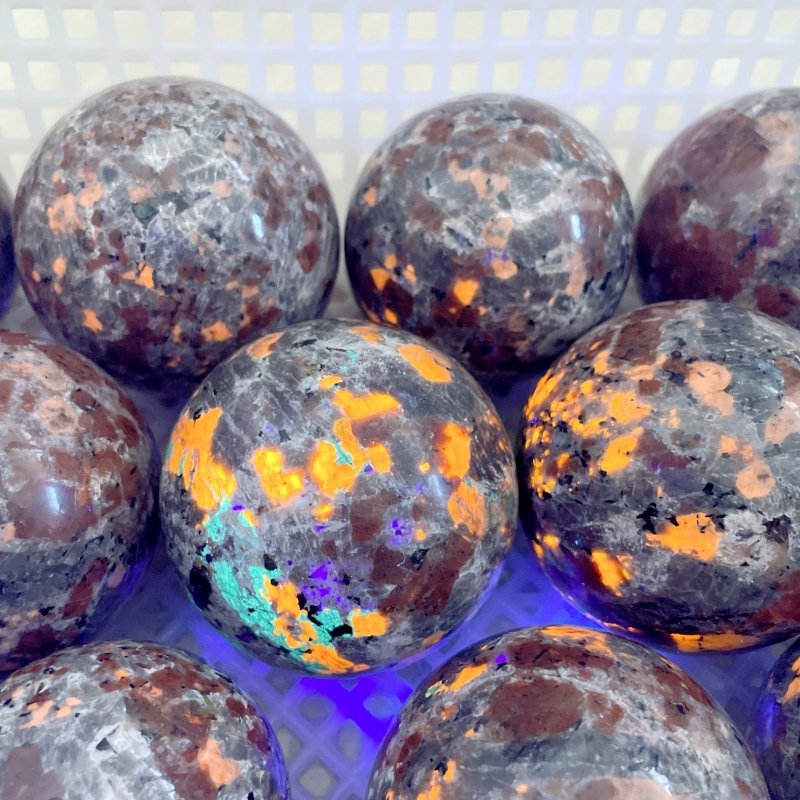 20 Pieces Yooperlite Crystal Spheres(UV - Reactive) - Wholesale Crystals