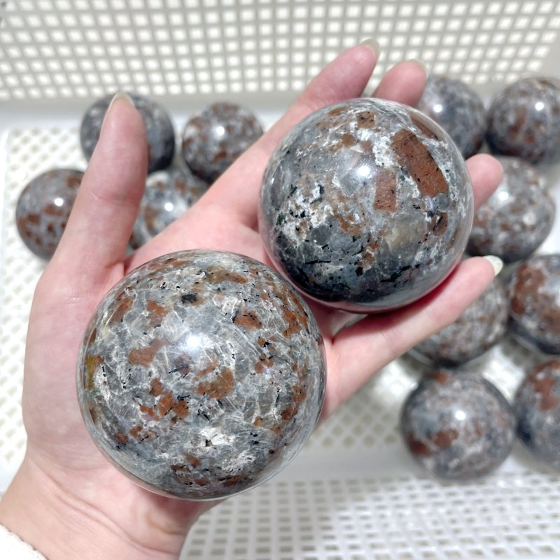 20 Pieces Yooperlite Crystal Spheres(UV - Reactive) - Wholesale Crystals